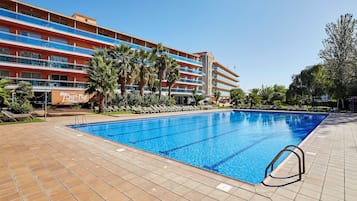 Una piscina al aire libre de temporada
