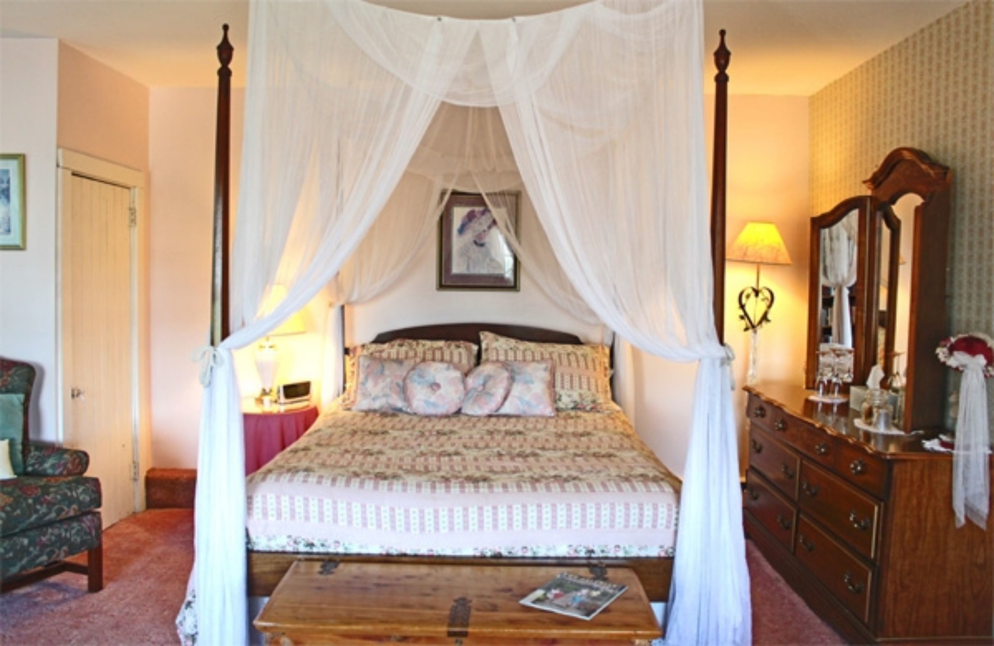 Room, Private Bathroom (Canopy Suite) | Individually decorated, free cribs/infant beds, free rollaway beds