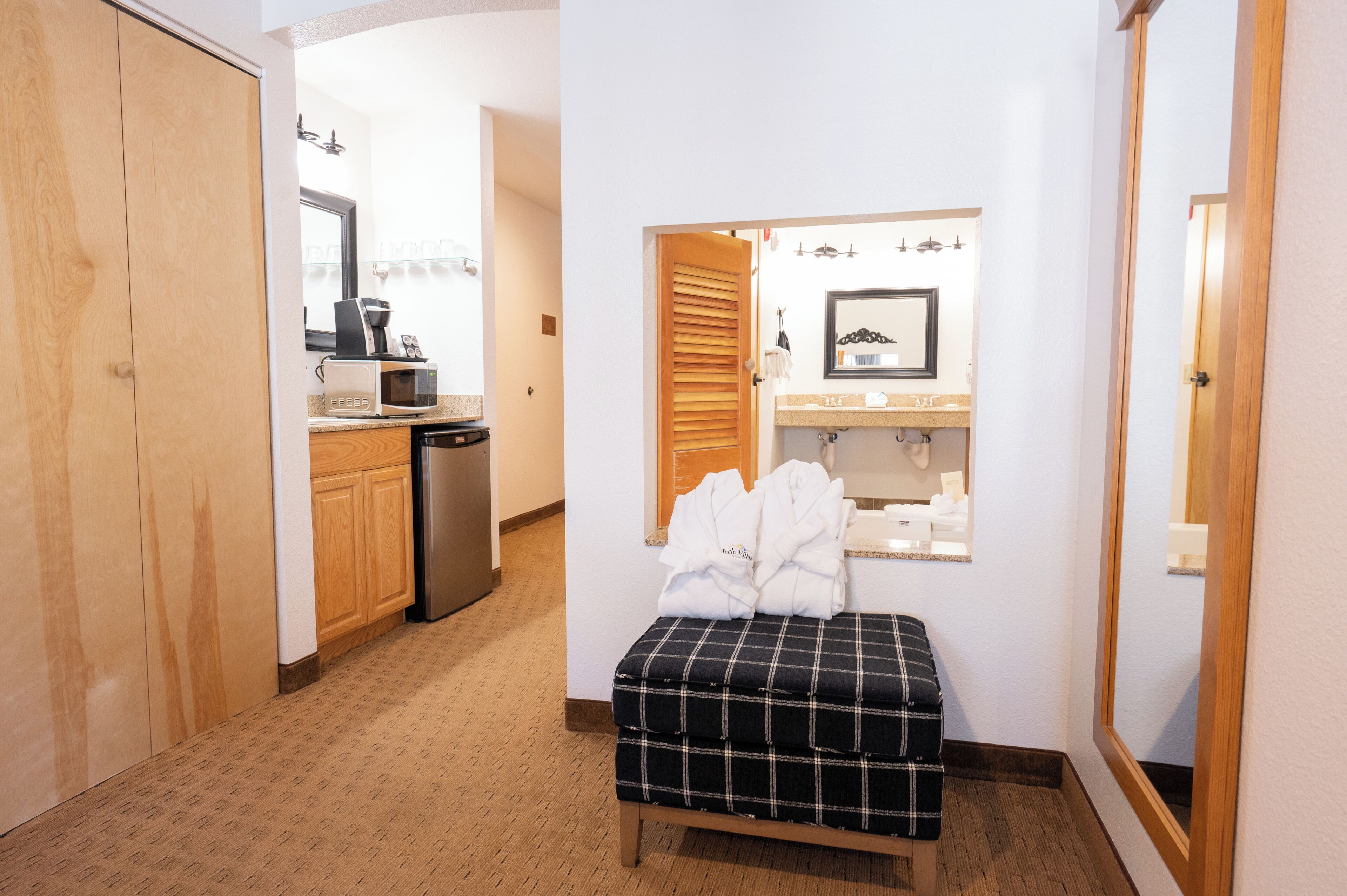 高級寝具、ピロートップベッド、遮光カーテン、アイロン / アイロン台