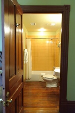 Bathroom | Combined shower/tub, free toiletries, hair dryer, towels