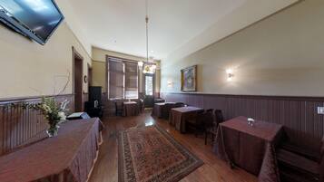 Free continental breakfast on weekdays