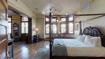 Phòng Suite phong cách cổ điển, phòng tắm riêng ( Suite - 201) | 1 phòng ngủ, bộ đồ giường cao cấp, trang trí khác biệt