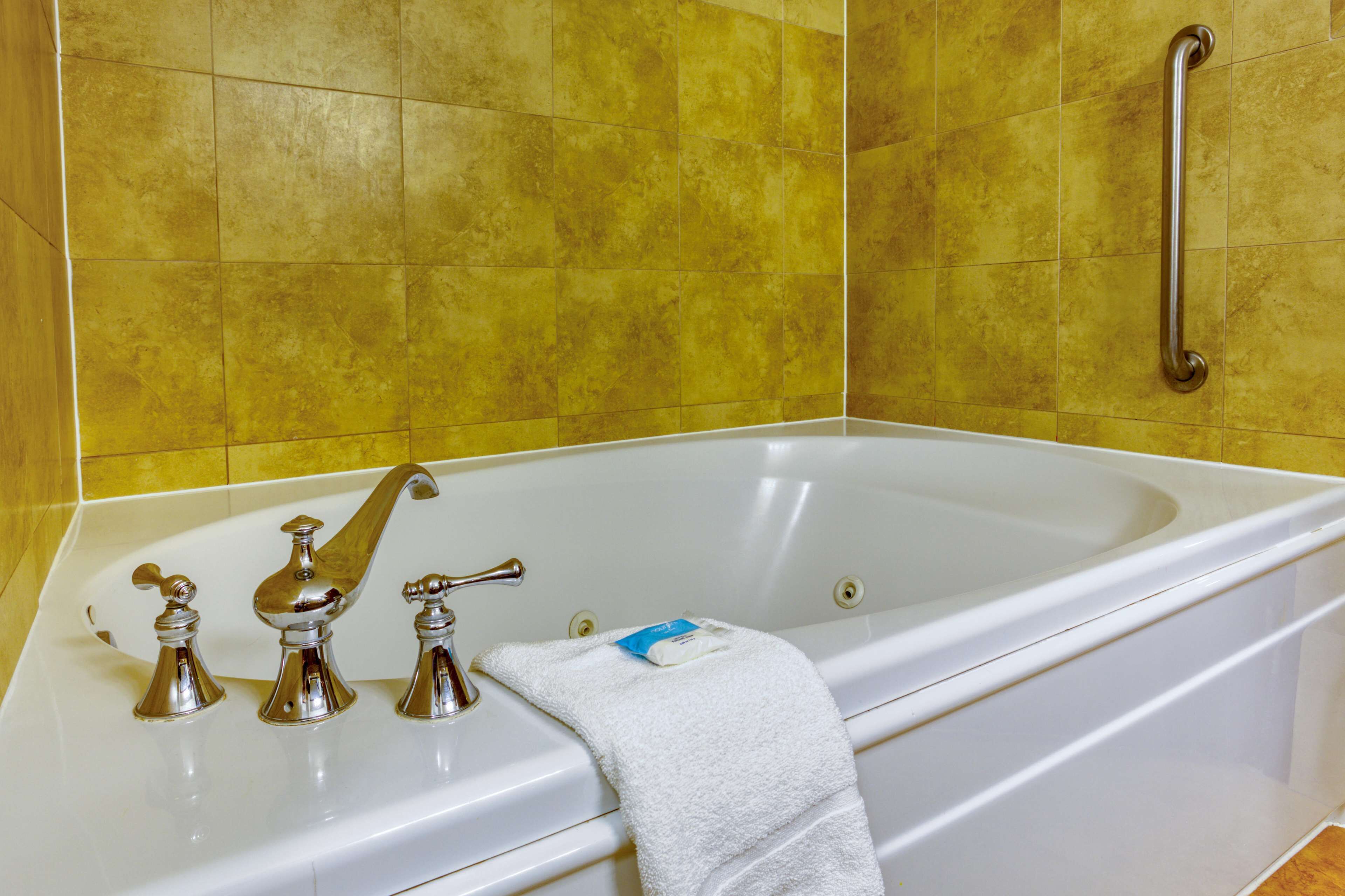 Eine Badewanne mit einem weißen Handtuch und einer Seife.
