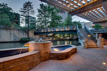 Exterior. Drury Plaza Hotel San Antonio Riverwalk