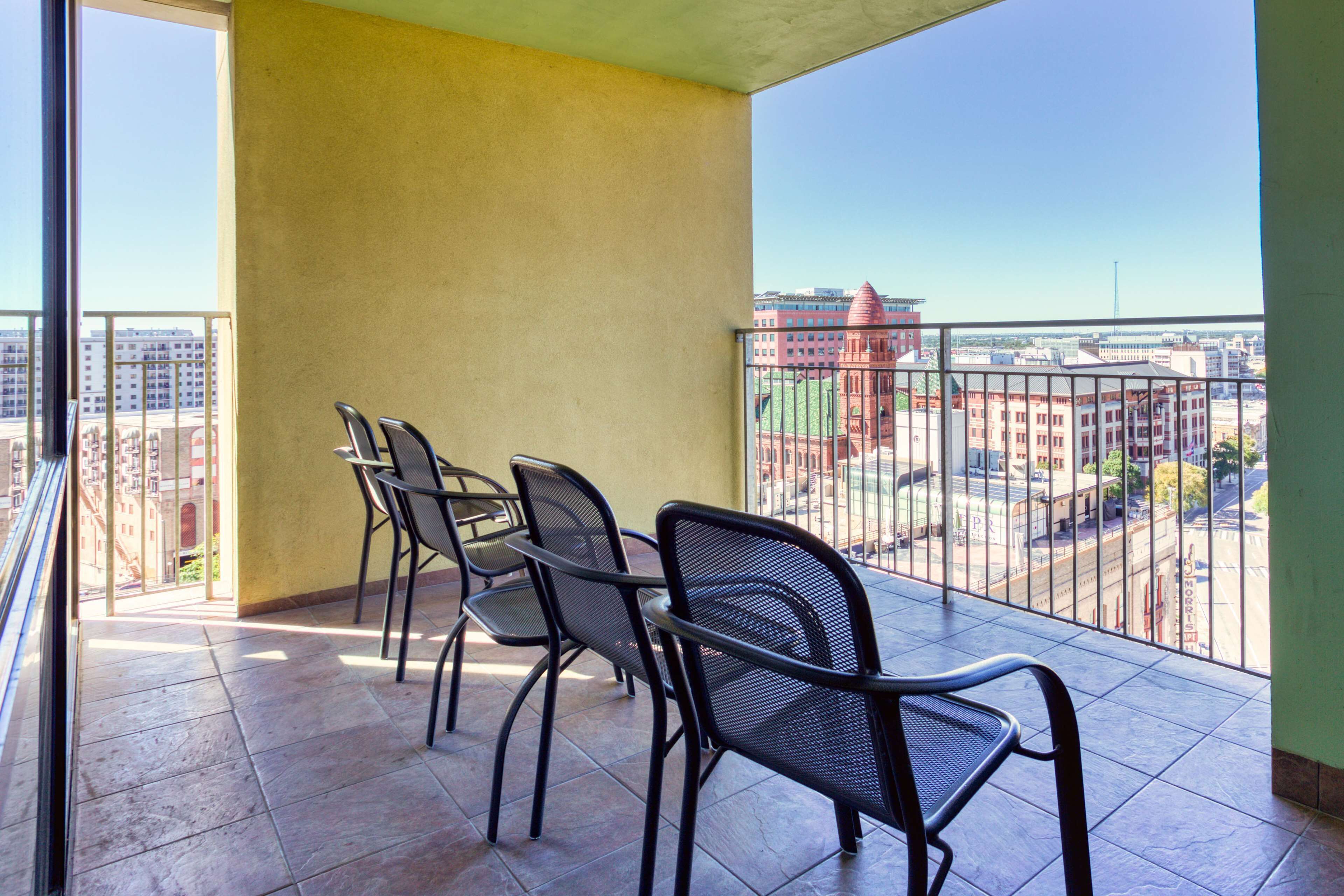 Ropa de cama de alta calidad y caja de seguridad en la habitación 