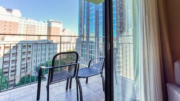 套房, 1 张特大床和 1 张沙发床 (2 Rooms, Jetted Tub, Terrace) | 1 多间卧室、高档床上用品、客房内保险箱、办公桌