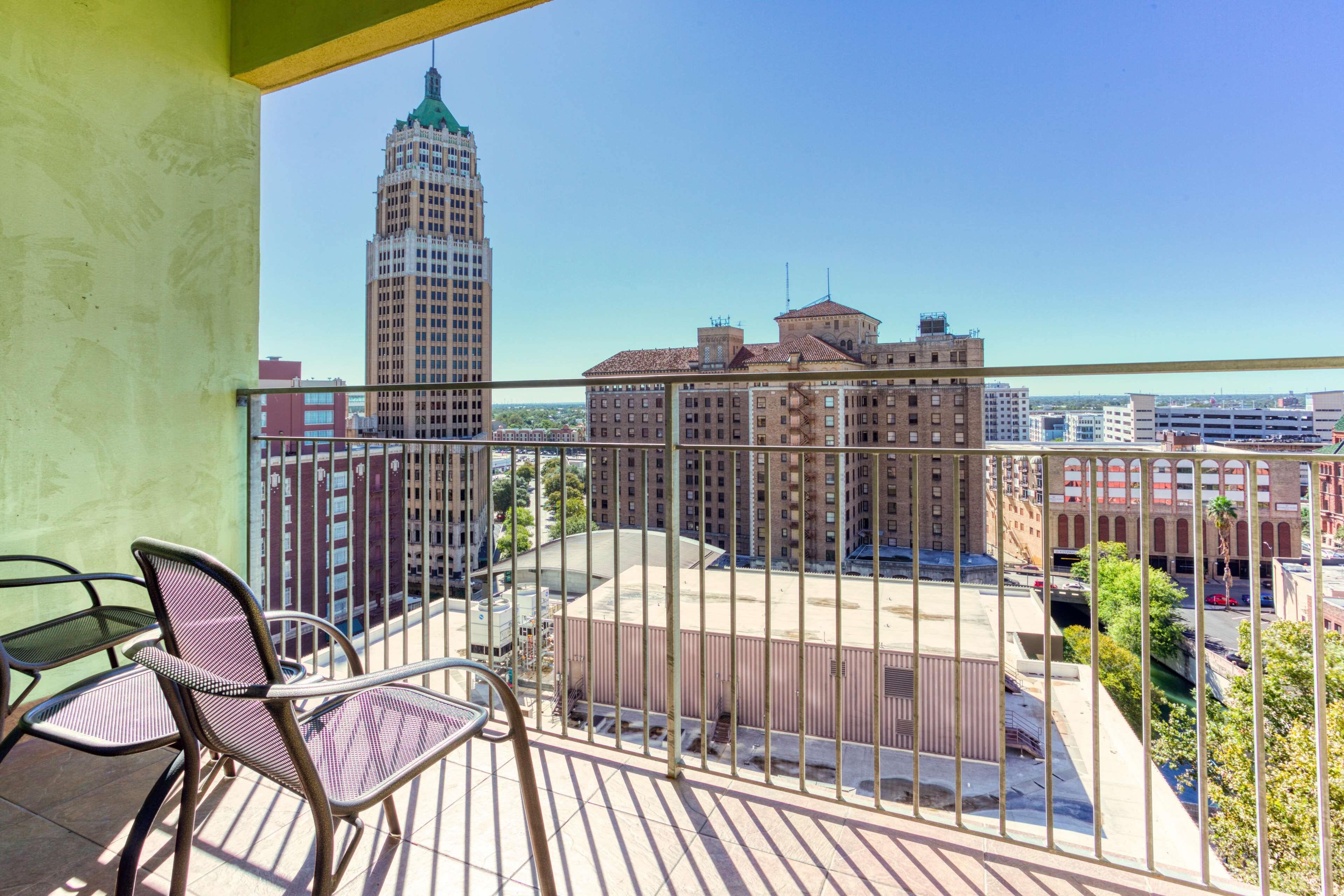 Ropa de cama de alta calidad y caja de seguridad en la habitación 