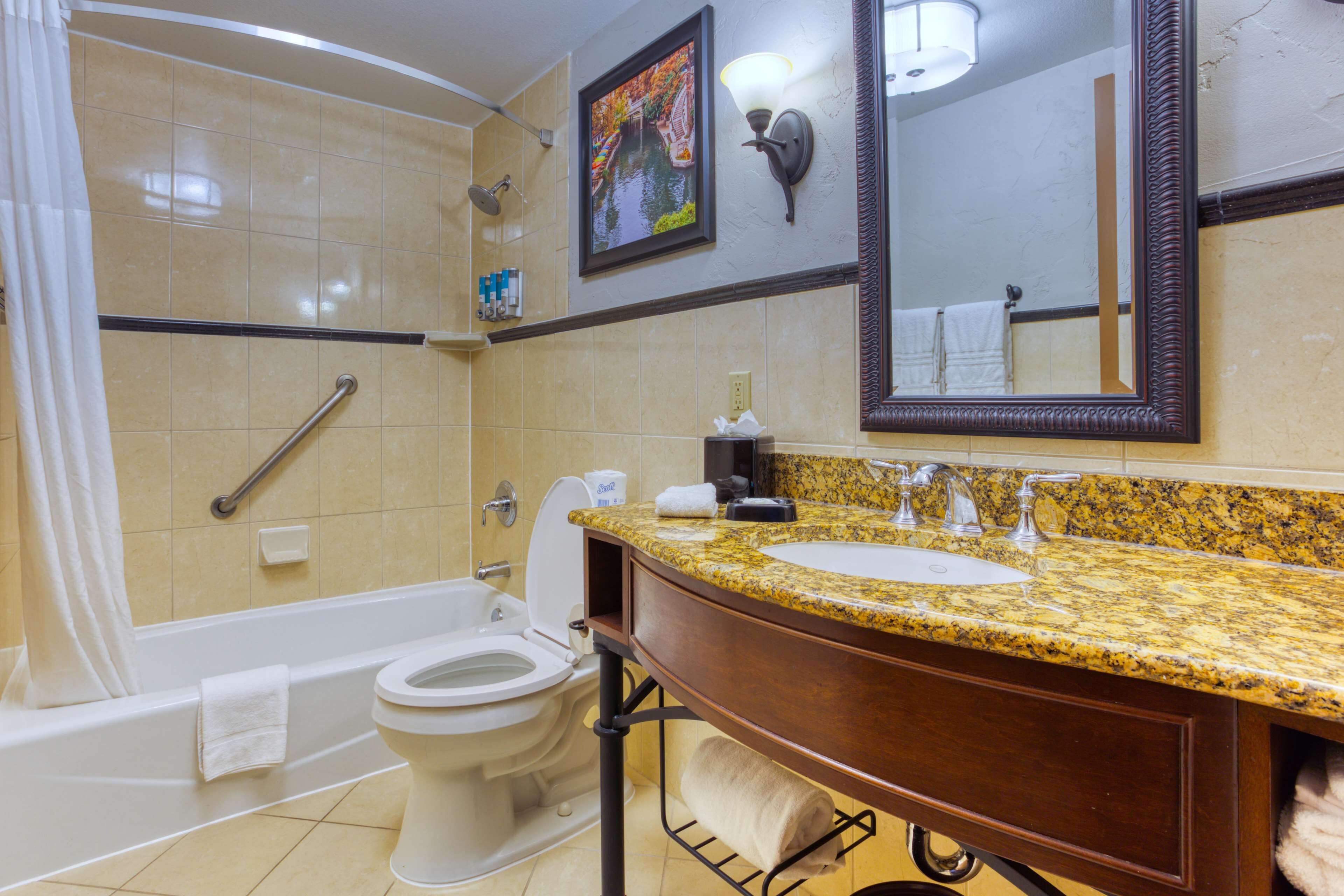 Un baño con bañera, inodoro, lavabo y ducha.