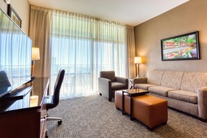 Sängtillbehör av högsta kvalitet och värdeförvaringsskåp på rummet