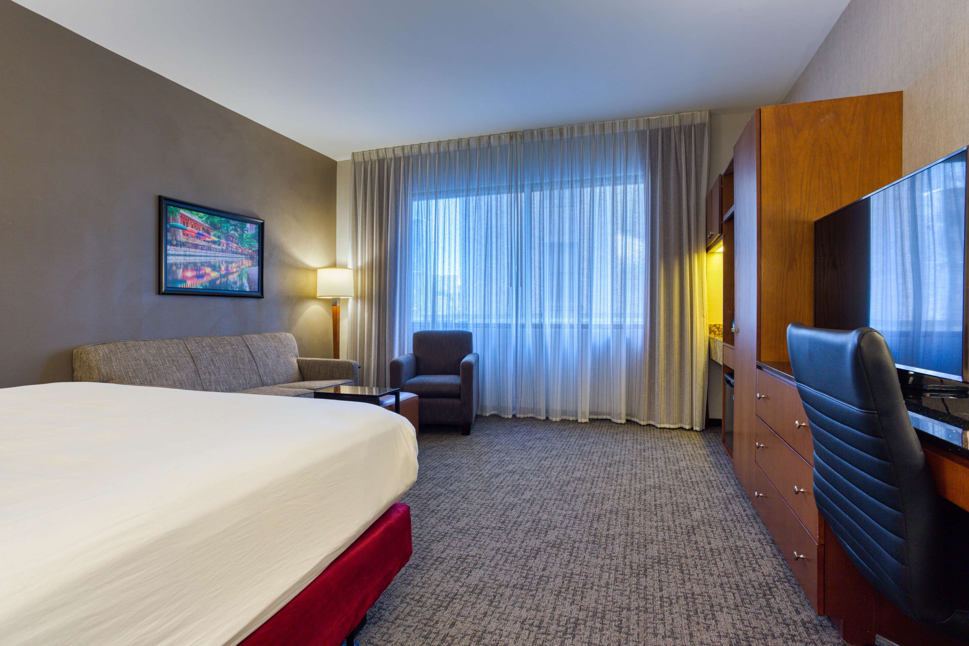 Ropa de cama de alta calidad y caja de seguridad en la habitación 