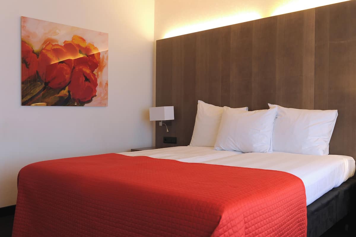 Deluxe Room | 1 bedroom, in-room safe, desk, iron/ironing board