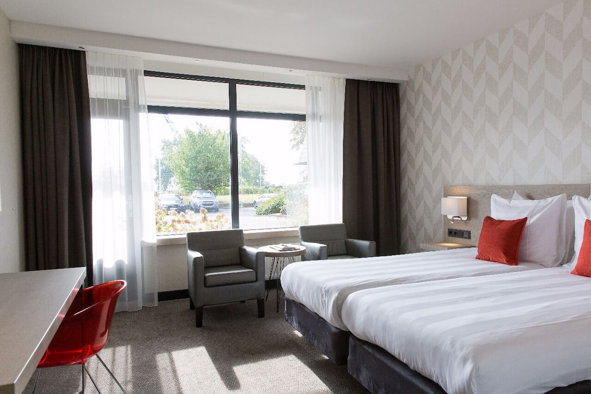 Comfort Room | 1 bedroom, in-room safe, desk, iron/ironing board
