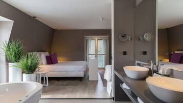 1 dormitorio, caja fuerte, escritorio y tabla de planchar con plancha