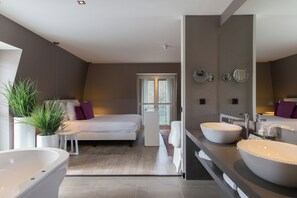 1 kamar tidur, brankas, meja kerja, dan setrika/meja setrika