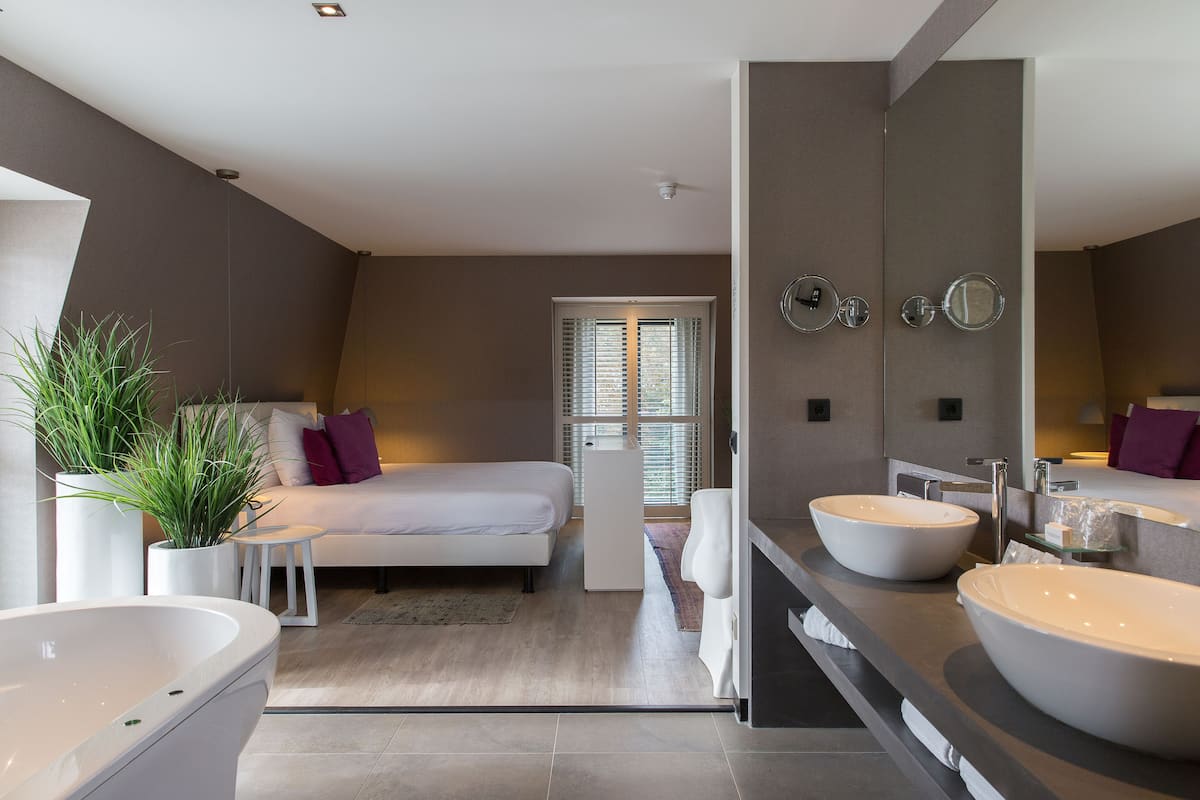 suite | in-room safe, desk, iron/ironing board, cots/infant beds