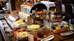 A buffet with various food items and utensils. - Schloss Burgellern (Schesslitz)