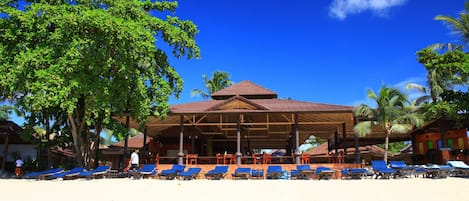 Privatstrand, weißer Sandstrand, Liegestühle, Sonnenschirme