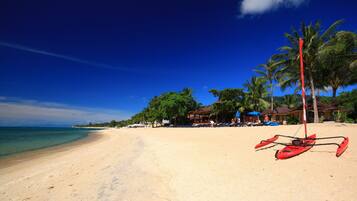 Plage privée, sable blanc, chaises longues, parasols