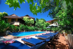 Piscina externa, guarda-sóis