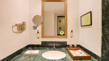 Executive Suite Room | Bathroom | Rainfall showerhead, free toiletries, hair dryer, bathrobes