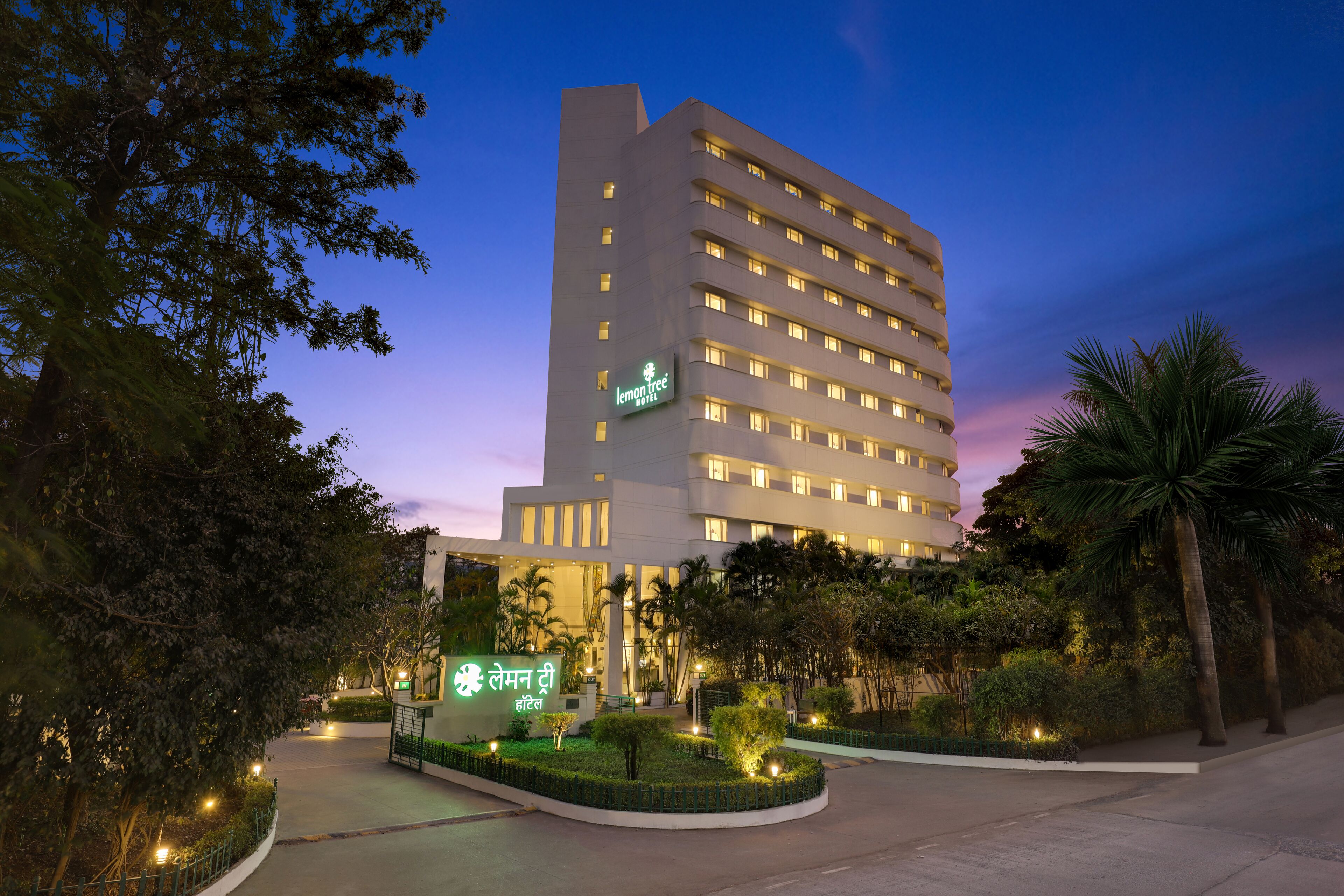 Fachada da propriedade à noite