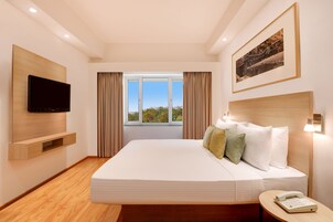 Executive Suite Room | Premium bedding, in-room safe, desk, blackout drapes