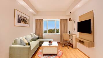 Executive Suite Room | Premium bedding, in-room safe, desk, blackout drapes