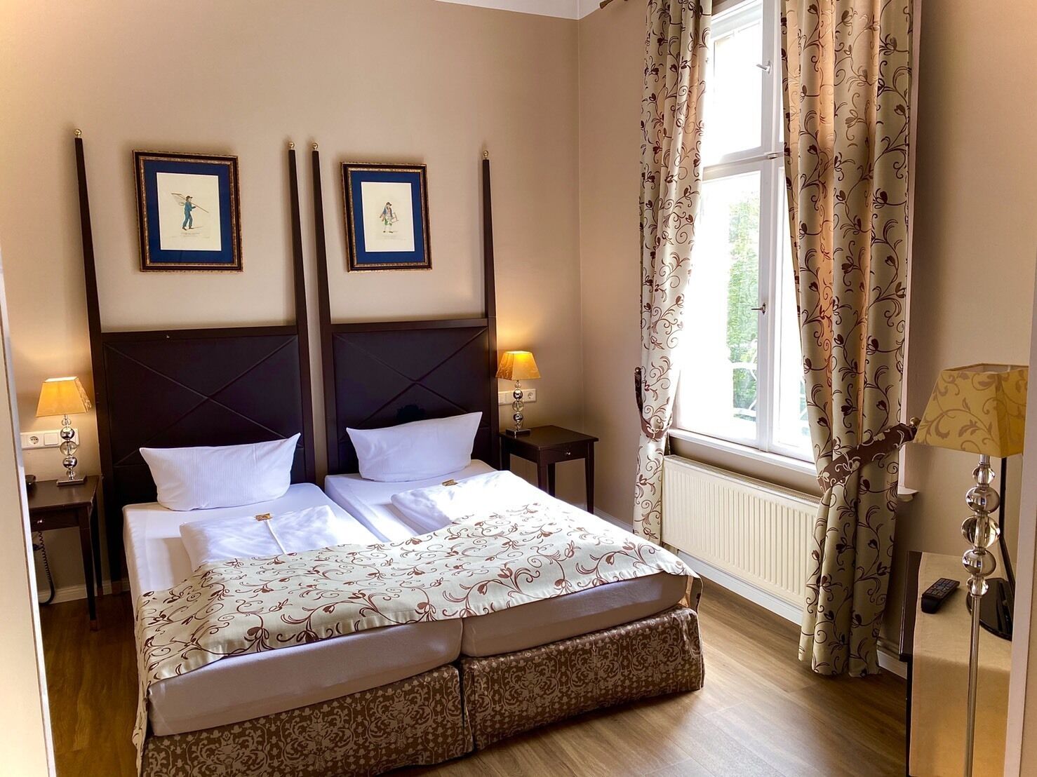 hypo-allergenic bedding, minibar, in-room safe, desk