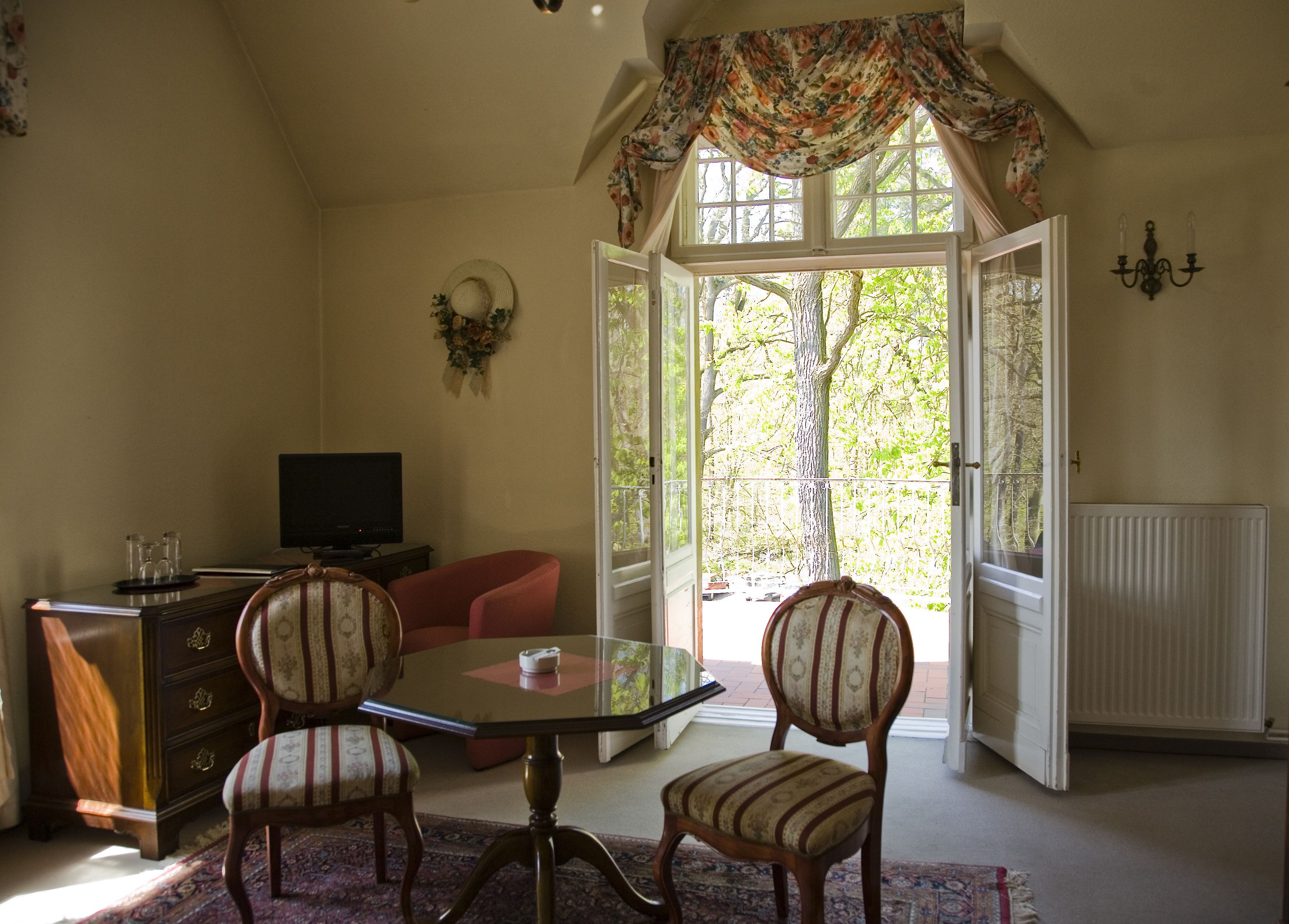 hypo-allergenic bedding, minibar, in-room safe, desk