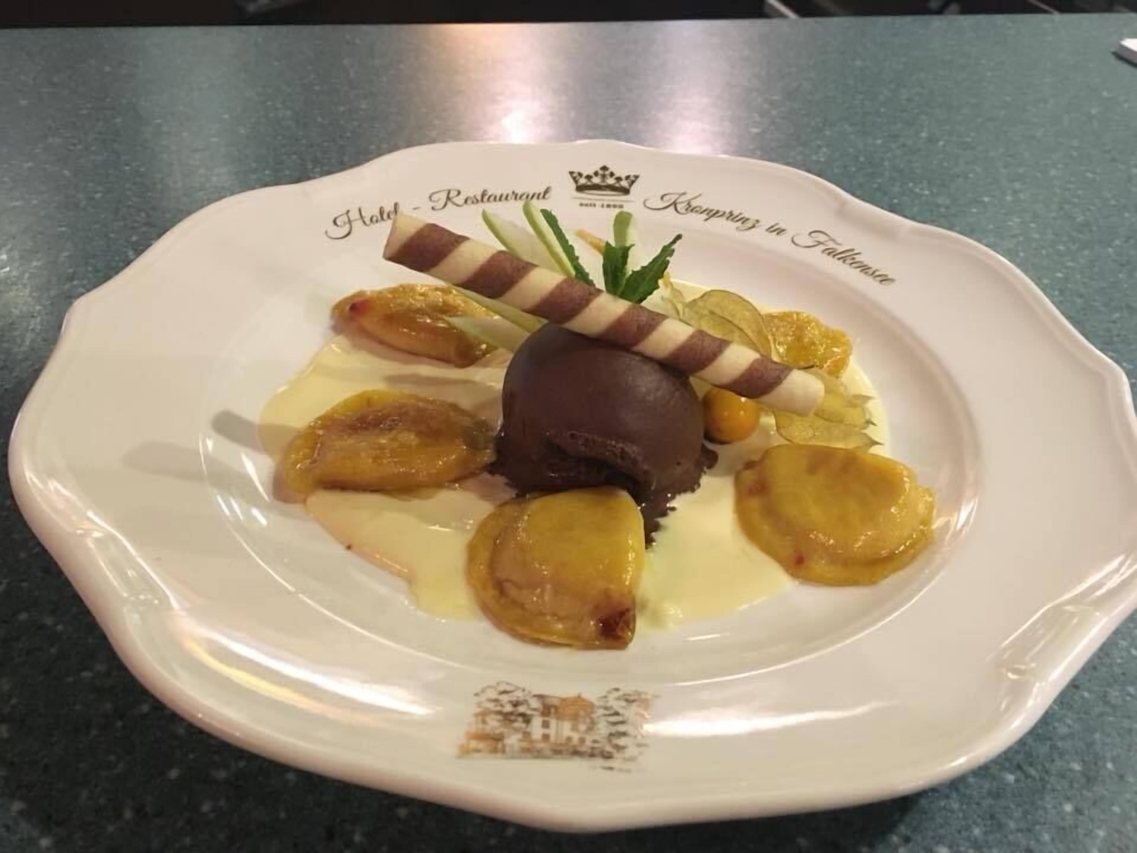 breakfast, lunch served; international cuisine, al fresco dining