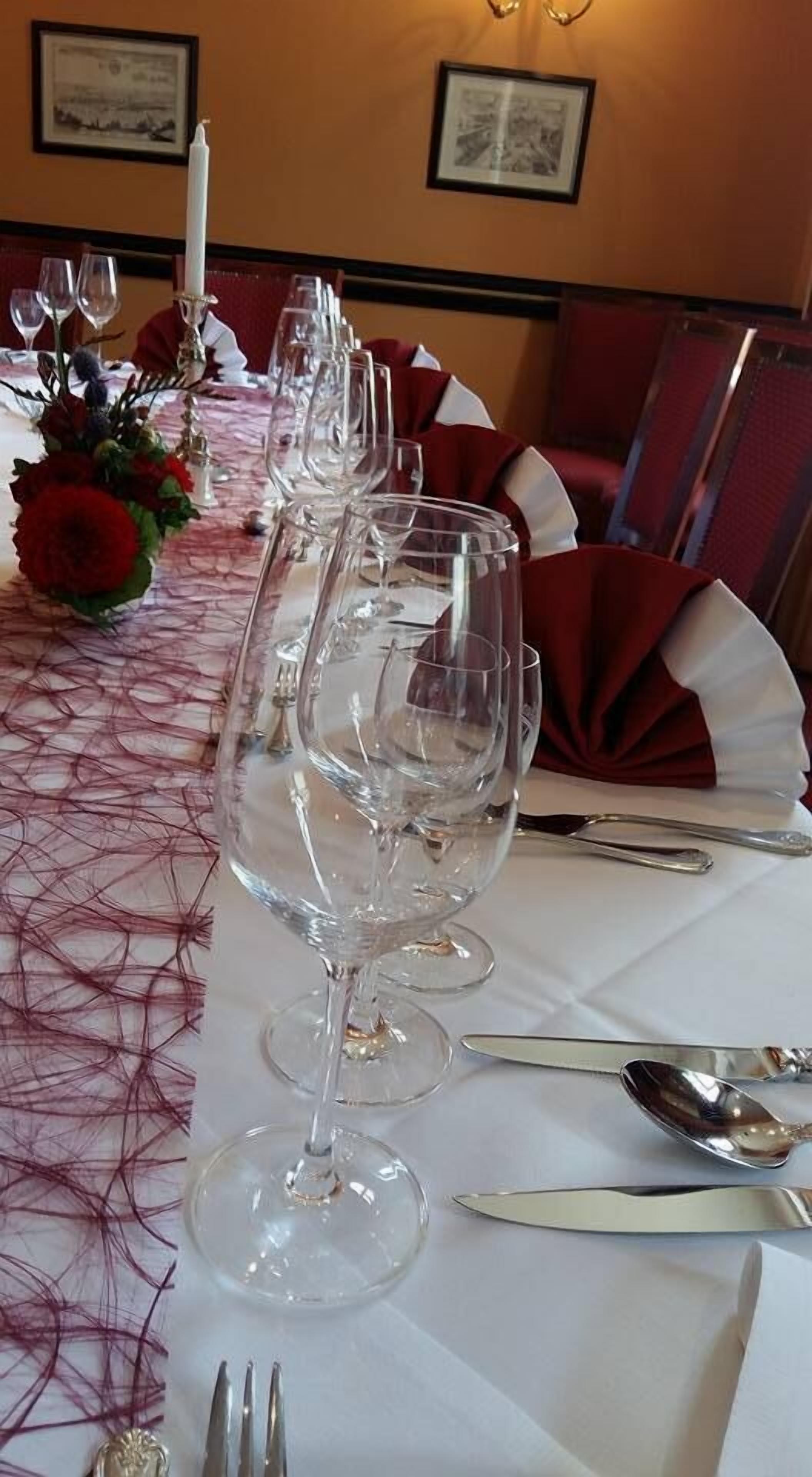 breakfast, lunch served; international cuisine, al fresco dining