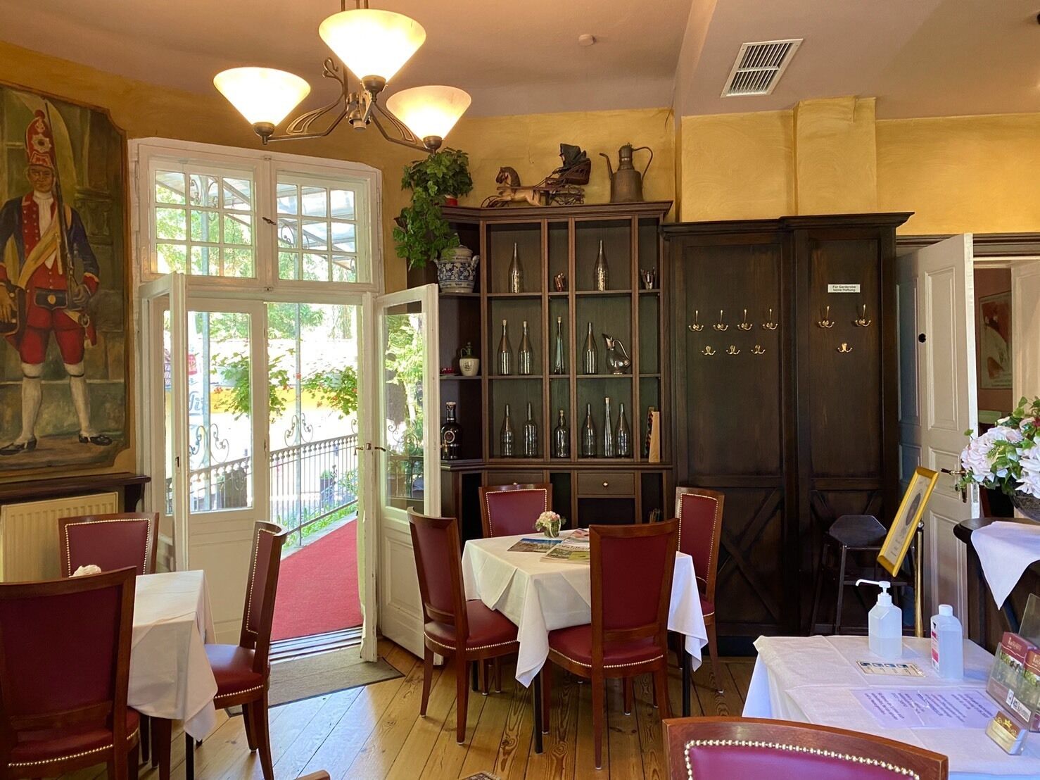 breakfast, lunch served; international cuisine, al fresco dining