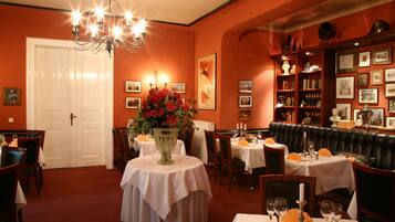 Tägliches Frühstücksbuffet (8 EUR pro Person)