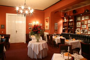 Tägliches Frühstücksbuffet gegen Gebühr