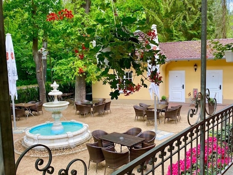 Terrazza/patio. Hotel - Restaurant Kronprinz