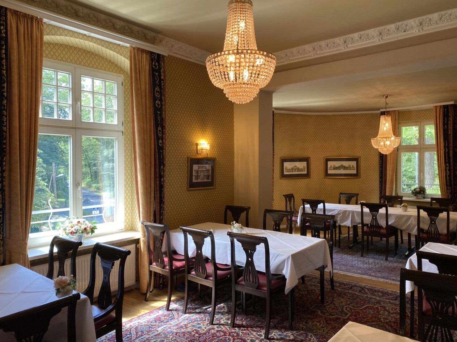 breakfast, lunch served; international cuisine, al fresco dining