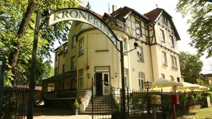 A historic building with a sign reading "KRONPRINZ". - Hotel - Restaurant Kronprinz (Falkensee)