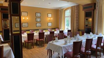 Se sirven desayunos y cocina internacional; con mesas al aire libre