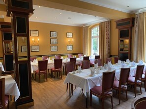 Se sirven desayunos y cocina internacional (con mesas al aire libre) 