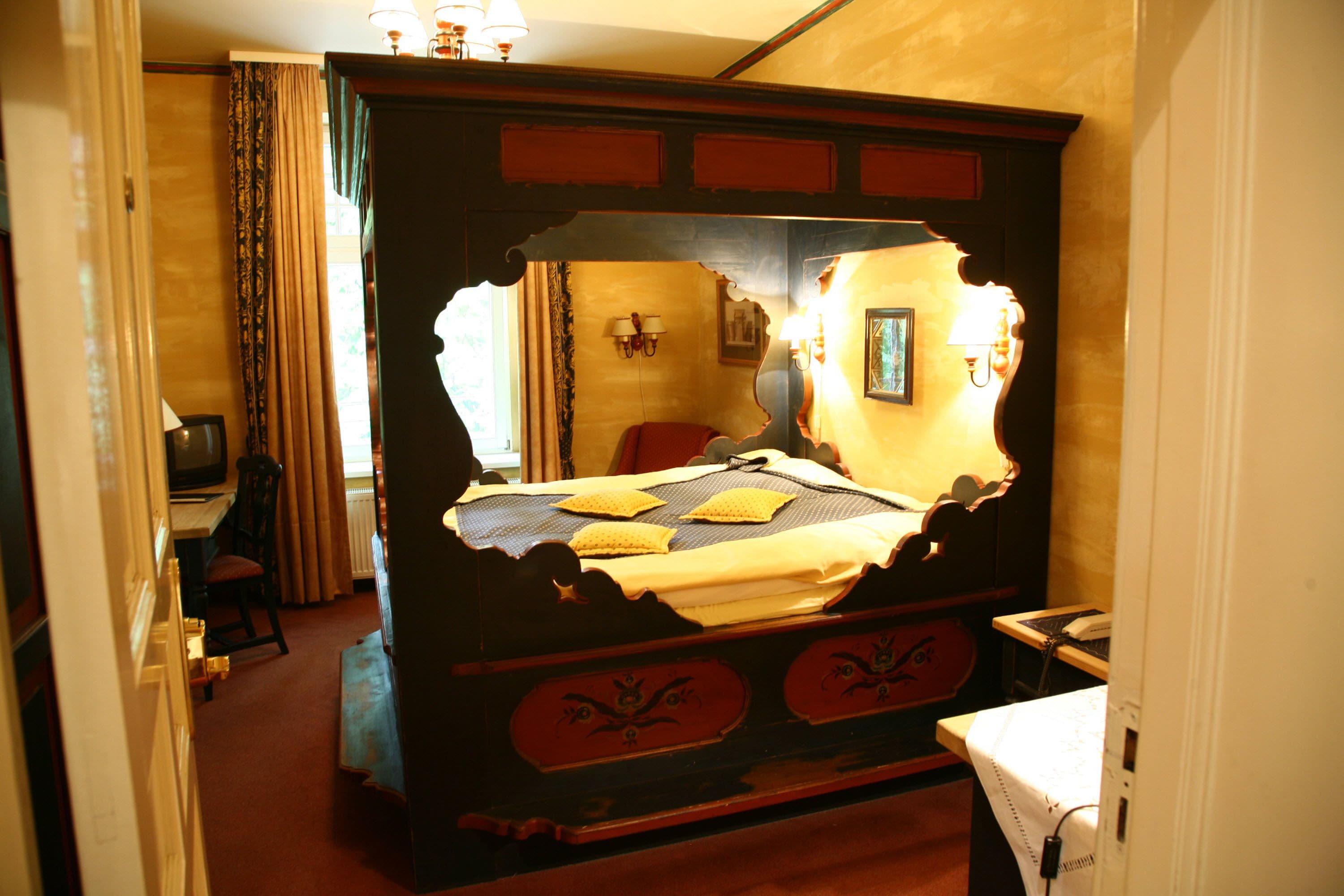 hypo-allergenic bedding, minibar, in-room safe, desk