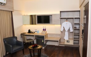 Executive Room | In-room safe, rollaway beds, free WiFi, bed sheets - Bawa Regency (Mumbai)