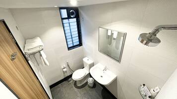 Shower, rainfall showerhead, free toiletries, towels