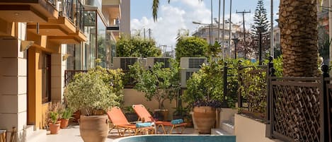 Piscine extérieure (ouverte en saison), parasols de plage