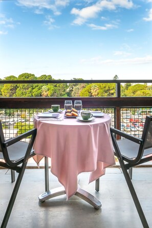 Schreibtisch, schallisolierte Zimmer, Bügeleisen/Bügelbrett