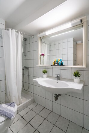 Habitación triple estándar | Baño | Regadera, amenidades de baño gratuitas, secadora de cabello, toallas 