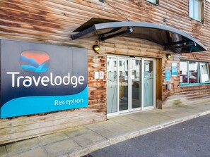 Exterior - Travelodge Caterham Whyteleafe (Whyteleafe)