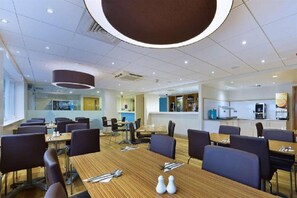 Dining - Travelodge Caterham Whyteleafe (Whyteleafe)