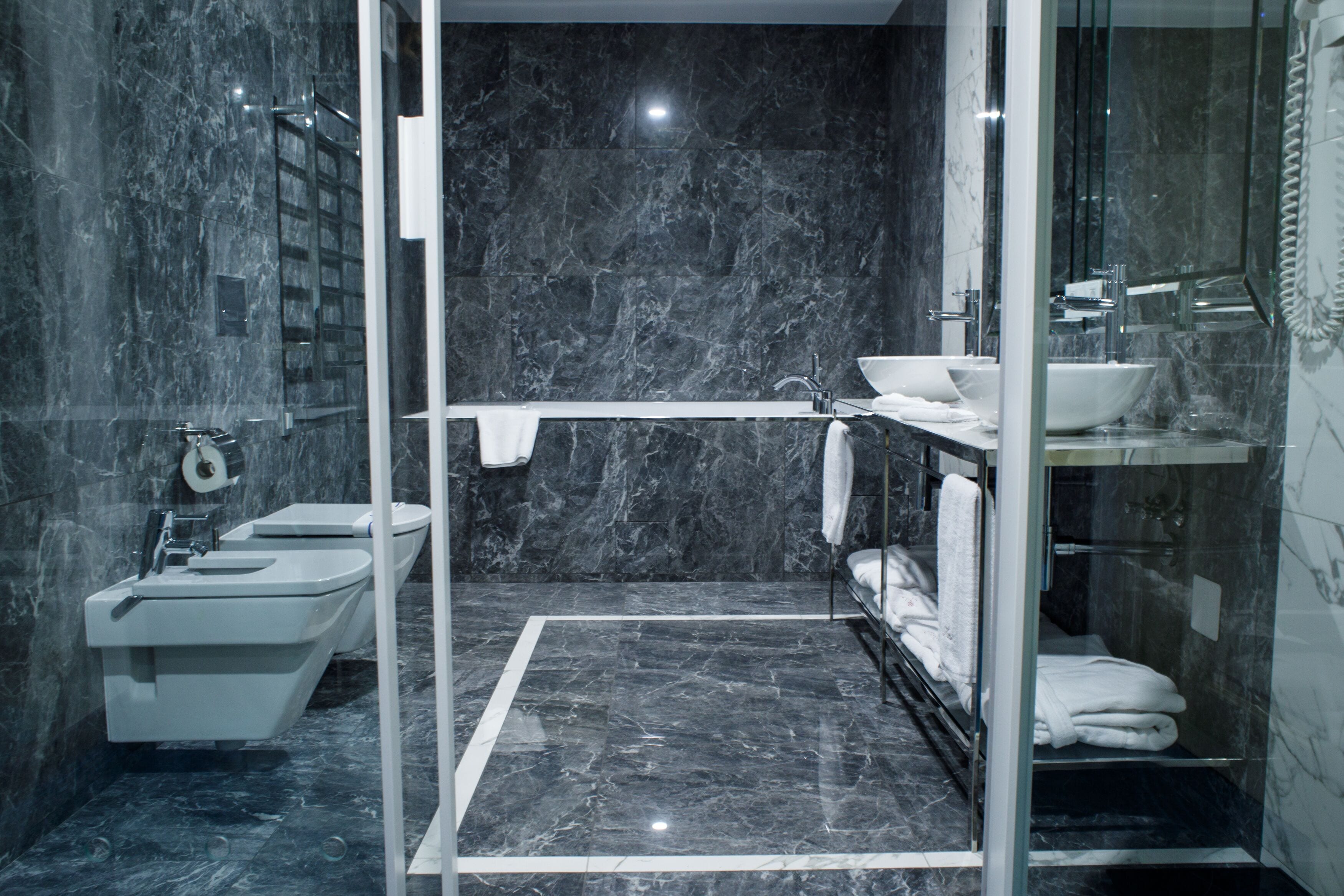Suite | Bathroom | Free toiletries, hair dryer, bathrobes, slippers