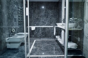 Suite | Baño | Artículos de higiene personal gratuitos, secador de pelo y albornoces