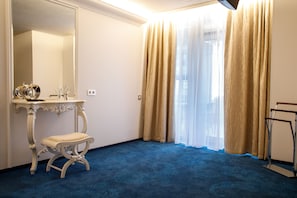 Suite | Sala d'estar | Televisor de plasma de 25 polzades amb canals per cable i televisor